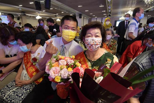 高羅秀珍的母愛，喚回身陷毒海兒子浪子回頭，獲頒模範母親，母子都很感動。（吳敏菁攝）