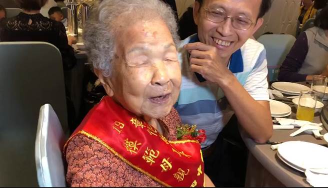 這次表揚，年紀最大模範母親99歲的田中簡魏母，還很會打電動玩具。（吳敏菁攝）