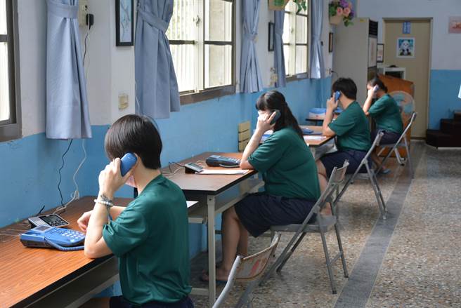 法務部矯正署台東監獄日前舉辦「是愛吧！母親節電話懇親活動」，盼家庭連結支持收容人。（法務部矯正署台東監獄提供／蔡旻妤台東傳真）