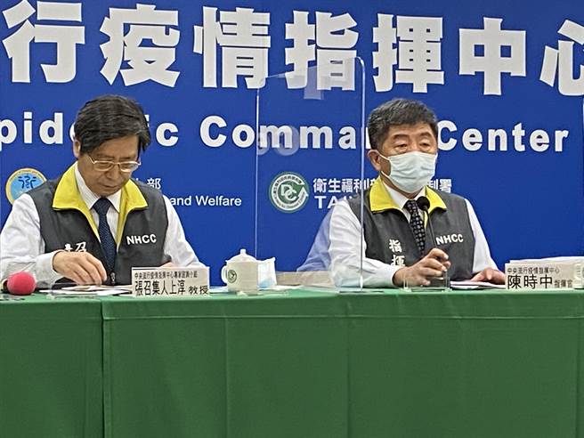中央流行疫情指挥中心指挥官陈时中表示，5月3日起，3类高风险族群的同住家人也可公费打疫苗。（林志成摄）