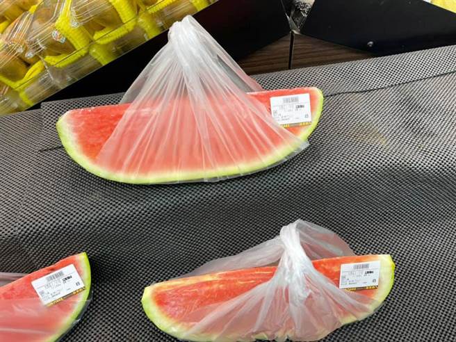 原PO在全联买西瓜，意外发现店员手作的「西瓜提袋」，让她十分激赏。（图／翻摄自《我爱全联-好物老实説》脸书社团）