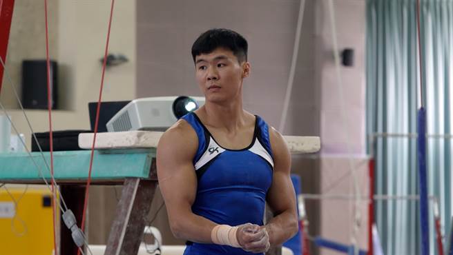 唐嘉鸿和教练讨论动作问题。（中华民国体操协会提供）