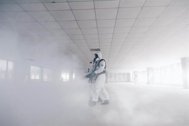 陸軍33化學兵群官兵執行華航園區消毒任務。（軍聞社提供）