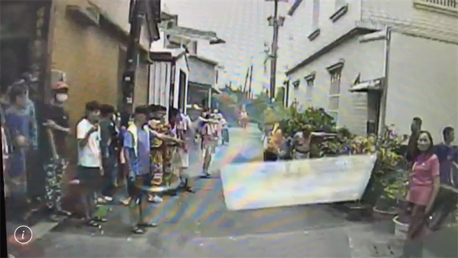 万丹妈祖遶境传意外，男疑操作空拍机不慎从2楼坠下，警消获报后送医抢救中。（屏东消防局提供／谢佳潾屏东传真）