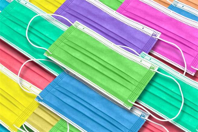 为何市面上什么彩色的口罩都有，但偏偏就是买不到白色口罩？网曝白色不受欢迎2大原因。（示意图/达志影像）