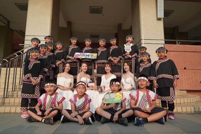 光觉心灵协会的光觉天使团与偏乡国小合唱团孩童合影。（图／光觉心灵协会提供）
