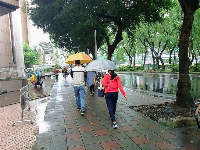 中央气象局表示，未来一周将有两道移动式锋面来到台湾附近，第一道将于周三(5)通过台湾，届时将为北部、东半部、中南部山区带来短暂阵雨，周六(8)第二道锋面会来到台湾北部海域，是否通过台湾仍待进一步观察，但因为降雨有限，对水库的进帐也相当有限。（本报系资料照）