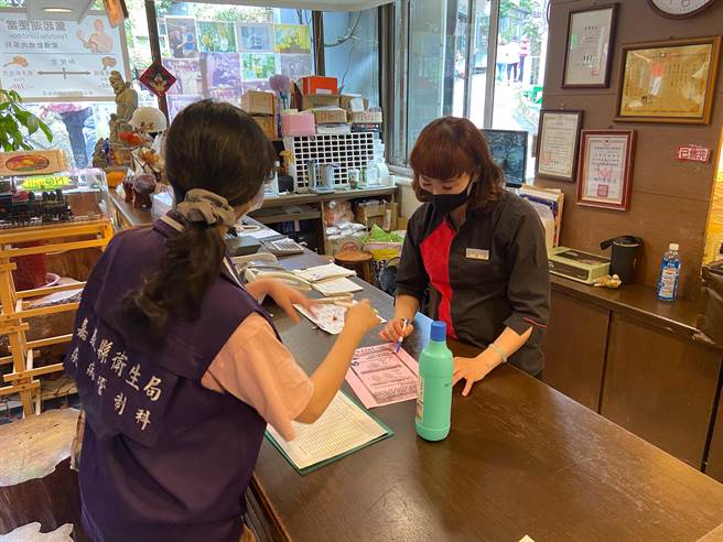 嘉縣衛生局人員2日針對店家發放漂白水、進行實地衛教及健康監測。（嘉縣府提供／張亦惠嘉縣傳真）