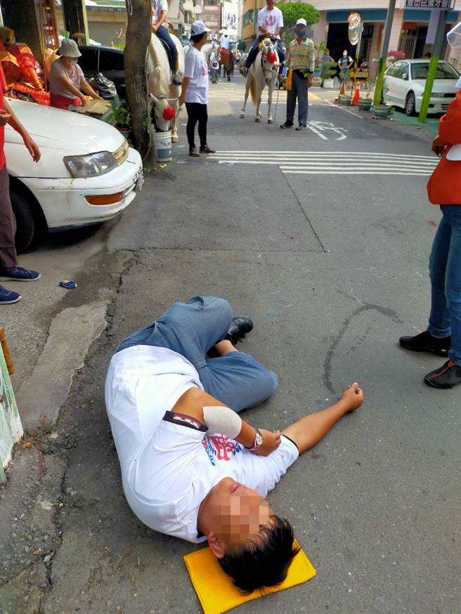 1名周姓男子牽著馬行走，馬匹疑似突然甩頭，讓男子閃避不及遭撞倒受傷。（圖／翻攝自記者爆料網）