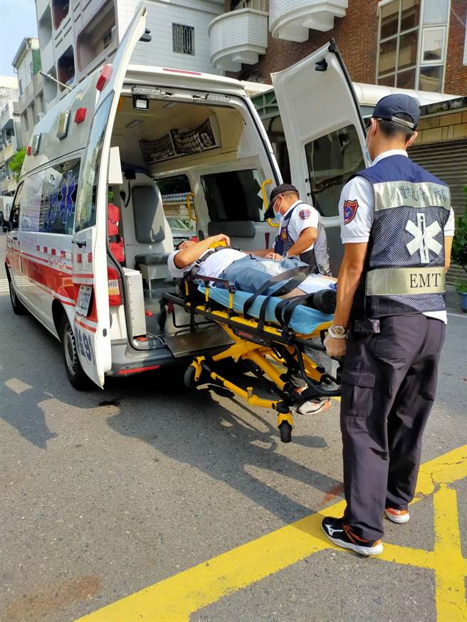 1名周姓男子牽著馬行走，馬匹疑似突然甩頭，讓男子閃避不及遭撞倒受傷。（圖／翻攝自記者爆料網）