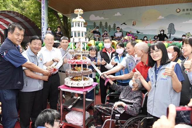 南庄蓬萊國小百年校慶，請來村內唯一百歲人瑞張范松妹一同切慶生蛋糕。（蓬萊國小提供／謝明俊苗栗傳真）