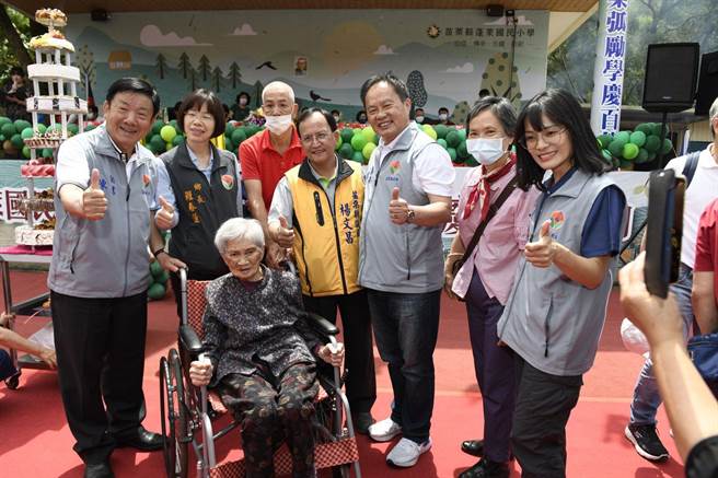 南庄蓬萊國小百年校慶，請來村內唯一百歲人瑞張范松妹一同慶生。（蓬萊國小提供／謝明俊苗栗傳真）