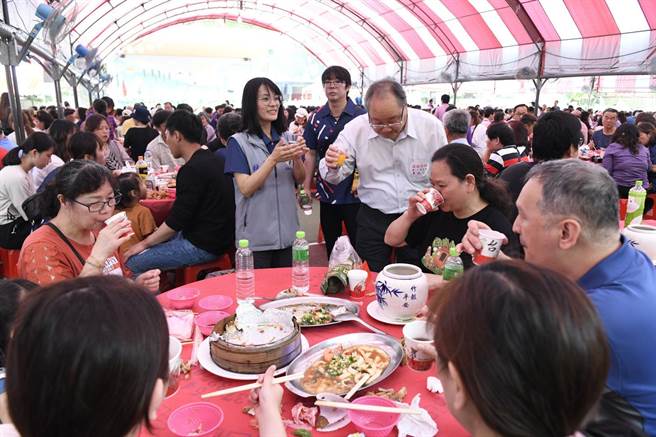 南庄蓬萊國小百年校慶，席開110桌，千餘名校友回校慶生。（蓬萊國小提供／謝明俊苗栗傳真）