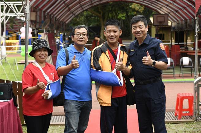 南庄蓬萊國小百年校慶，學校管區蓬萊所長林振民到場祝賀。（蓬萊國小提供／謝明俊苗栗傳真）