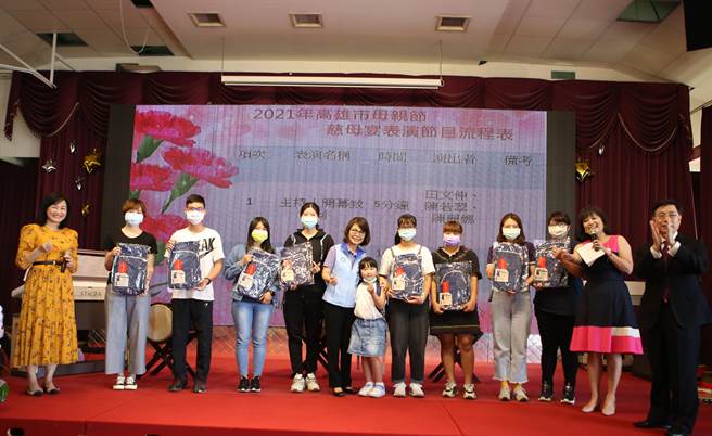田文仲号召发起慈母宴，300育幼院童提前过母亲节。（建华里长吴文钦提供／曹明正高雄传真）
