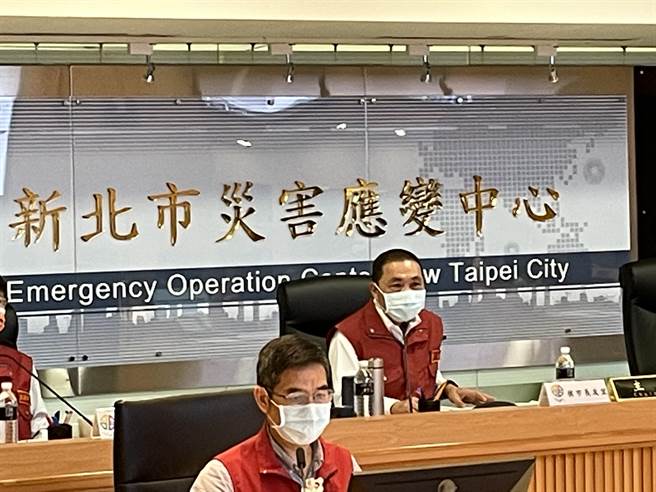 诺富特疫情持续延烧，今新增4案例，案例足迹跨足双北捷运、公车。新北市已在今凌晨完成消毒，长侯友宜也要求交通局再度加强消毒密度、次数。（蔡雯如摄）