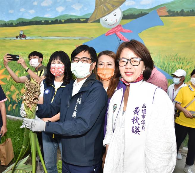 高雄市長陳其邁（前中）2日到梓官區劦助銀髮農園體會拔芋頭的樂趣。（林瑞益攝）