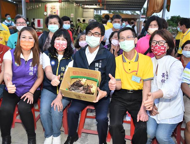 高雄市長陳其邁（前中）、高雄市議會副議長陸淑美（前左二）等人2日到梓官區劦助銀髮農園關懷長者。（林瑞益攝）