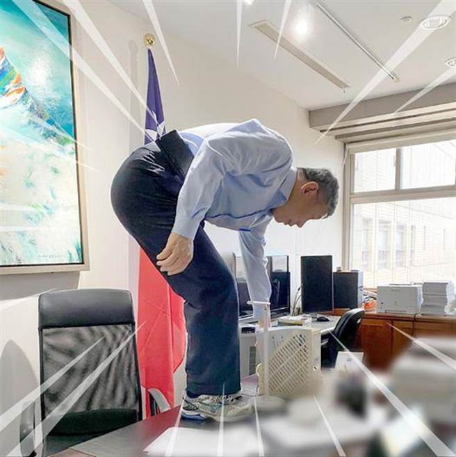 台北市长柯文哲于五一劳动节在脸书贴一张亲手换灯泡的照片，被外界解读为在暗讽行政院长苏贞昌。（取自柯文哲脸书）