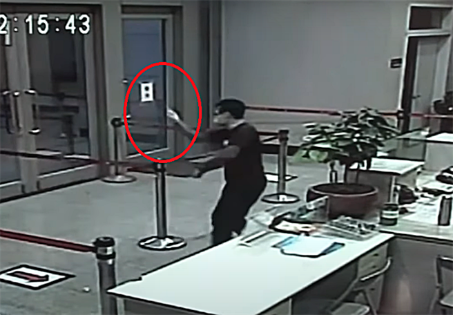 涉案的10嫌就衝入派出所拿椅子乱砸，据悉10嫌疑似是因为看到杨姓教官在所内比中指才暴走。（翻摄中时新闻网直播）