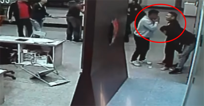 遭删除的影片中还可以看见副所长顏敏森已压制1名男子，但压制过程中另名斗殴男子却跑到副所长耳边说话约10多秒钟，之后还双手合掌拜托，顏敏森因此就将人放开，并让对方一票人离开派出所。（翻摄中时新闻网直播）