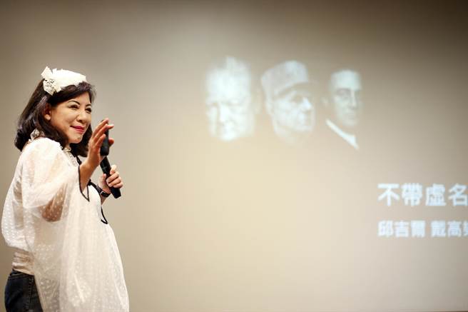 资深媒体人陈文茜近年抗癌，与疾病共处，近期出版《文茜说世纪典范人物》一书，今日下午举办发表会。（邓博仁摄）