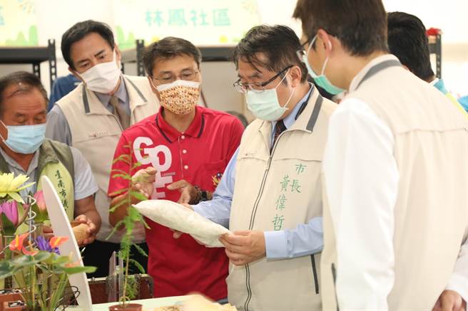 台南市长黄伟哲（右二）关心六甲地方产业发展。（台南市政府提供／张毓翎台南传真）