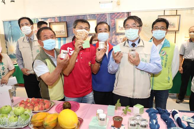 台南市长黄伟哲（右二）关心六甲地方产业发展。（台南市政府提供／张毓翎台南传真）