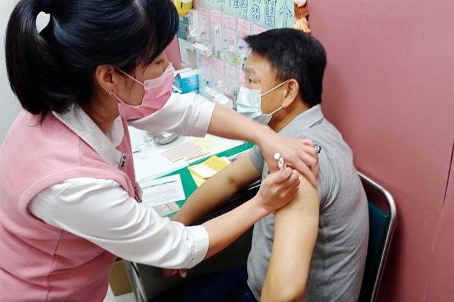 身兼6搶1奧運棒球資格賽中華隊總教練的洪一中2日中職賽後赴聯合醫院和平院區接種疫苗。（中華職棒提供）