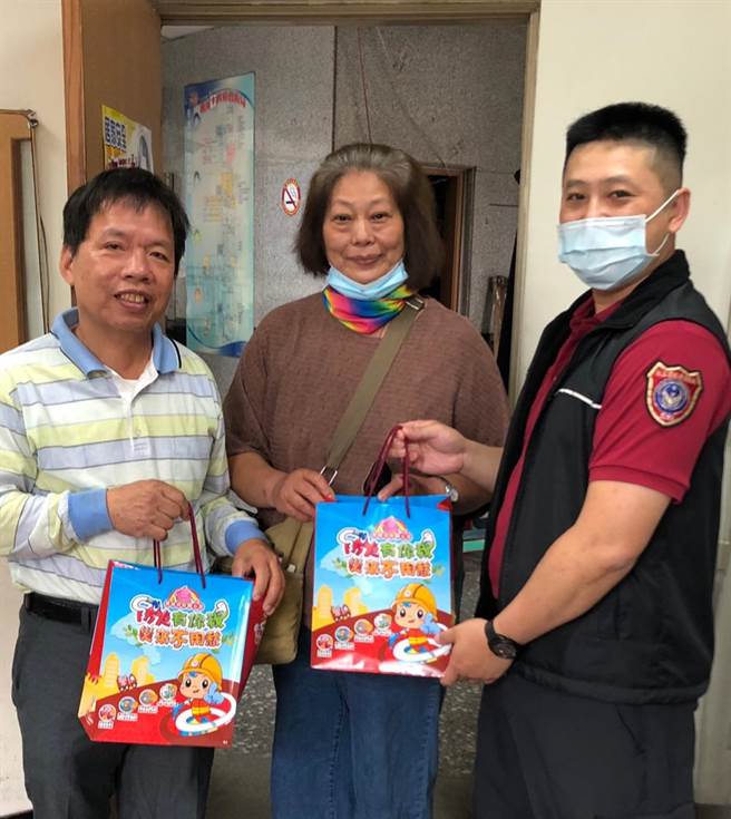 李姓女兒為完成媽媽遺願，贈送蛋糕給桃園市八德消防分隊。（消防提供／賴佑維桃園傳真）