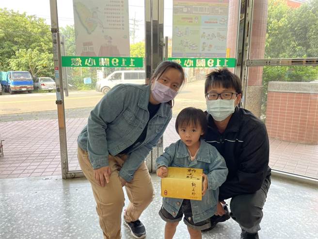 消防員開心拿著蛋糕，覺得開心又感動。（消防提供／賴佑維桃園傳真）