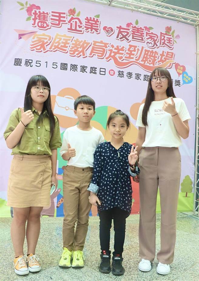 三民高中许乃懿（左起）、大寮国小黄思喆、梓官国小杨明颖、楠梓高中李姿仪。（教育局提供／曹明正高雄传真）