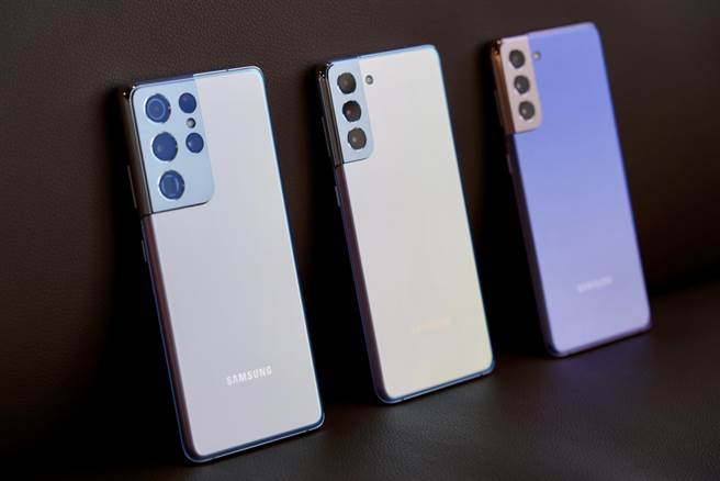 有「手机界单眼」之称的三星S21手机，原本售价应该是2万7900元，不料全国电子购物网误少标一个「0」引起网友疯抢。(示意图/达志影像)