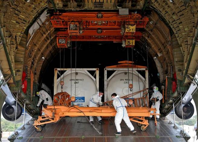 更多外来医疗援助物资运抵印度，盼能减轻氧气严重短缺的问题。（图／路透社）