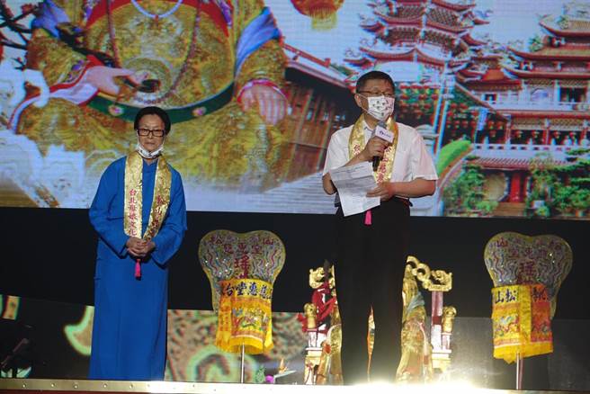 台北市长柯文哲晚间出席慈惠堂举行的母爱音乐会，代表受赠救护车。（消防局提供）