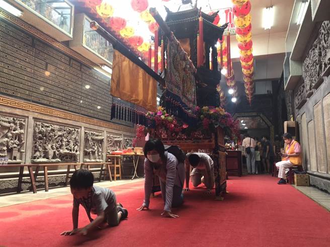 屏東慈鳳宮今年復辦「躦轎腳」後的首日即吸引千人搶躦，為此，廟方將活動時間延長至4日媽祖生，方便祝壽信徒躦轎消災祈福。（謝佳潾攝）