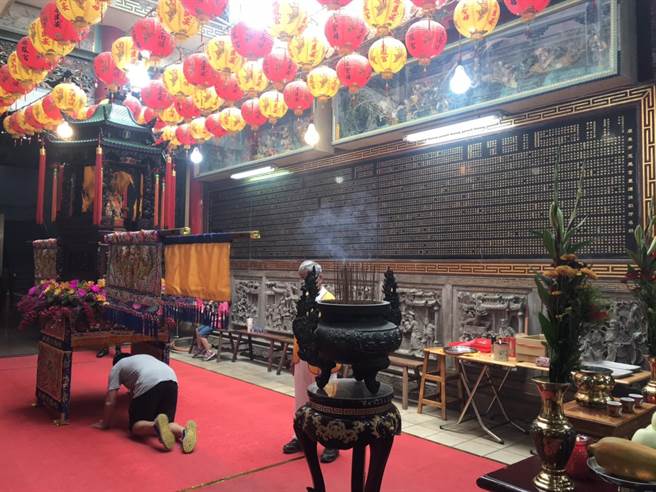 屏東慈鳳宮今年復辦「躦轎腳」後的首日即吸引千人搶躦，為此，廟方將活動時間延長至4日媽祖生，方便祝壽信徒躦轎消災祈福。（謝佳潾攝）