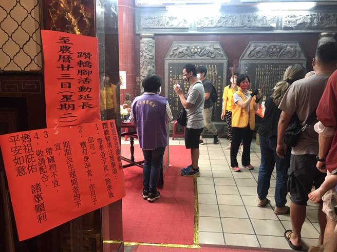 屏東慈鳳宮今年復辦「躦轎腳」後的首日即吸引千人搶躦，為此，廟方將活動時間延長至4日媽祖生，方便祝壽信徒躦轎消災祈福。（謝佳潾攝）