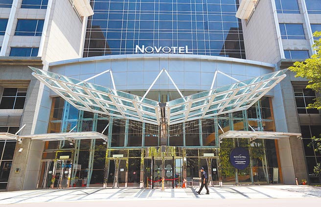 诺富特饭店感染事件持续延烧，1名自称饭店员工1日爆料指出，饭店竟安排检疫客与一般客同楼混杂，造成防疫破口。（范扬光摄）