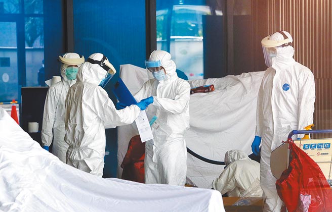 目前华航、诺富特事件累计3名重症案例，包括严重肺炎的2位机师及插管中的房务部主管。图为诺富特饭店环境採样。（范扬光摄）