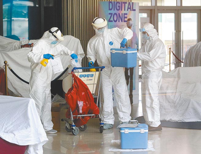 诺富特饭店感染事件持续延烧，一群卫福部疾管署人员1日前往饭店大厅，小心翼翼地环境採样。（范扬光摄）