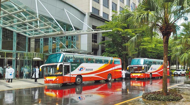 諾富特飯店4月29日清空，共撤離412人至集中檢疫所，卻傳出當天搭載房客的遊覽車司機發燒，緊急採檢陰性虛驚一場。（本報資料照片）