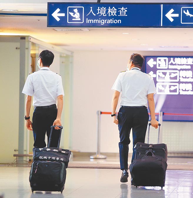 机组员隔离措施为何从「5+9」缩短成「3+11」？国民党立委叶毓兰暗示有立委介入此事，呼吁卫福部别让政治黑手影响防疫。图为桃园机场一群机组员准备搭车离开。图中非当事人。（范扬光摄）