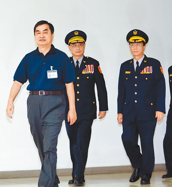 松山分局黑衣人之乱愈演愈烈，警政署与台北市警局上演互杠戏码。图中为警政署长陈家钦，右为台北市警局局长陈嘉昌。（本报资料照片）