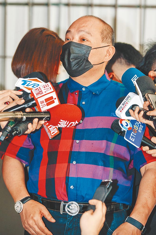 民进党台北市党部评委召集人赵映光举行记者会时，身上穿着配戴价格不斐，手上戴的卡地亚（Cartier）钻表市价约200万元，Stefano Ricci钻石皮带约400万元；衣服也是名牌。 （本报资料照片）