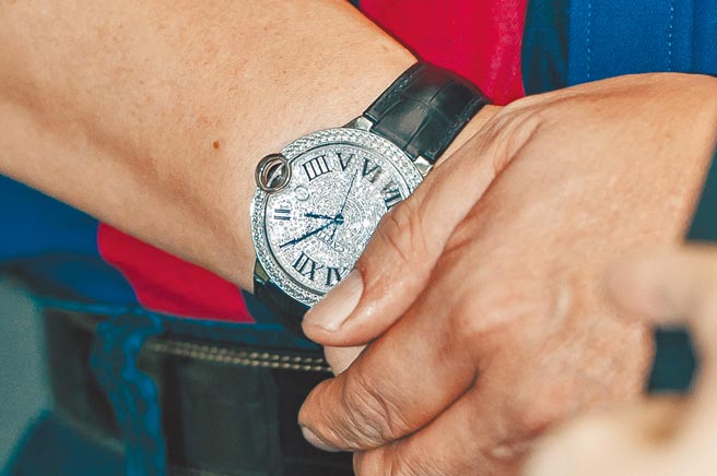 民进党台北市党部评委召集人赵映光举行记者会时，身上穿着配戴价格不斐，手上戴的卡地亚（Cartier）钻表市价约200万元。 （本报资料照片）