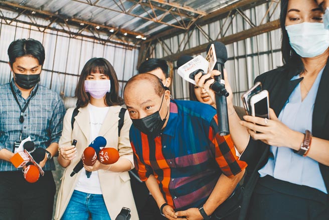 民进党台北市党部评委召集人赵映光（中）的儿子赵介佑涉毒，赵30日举行记者会，坦言教子无方。 (本报资料照片)