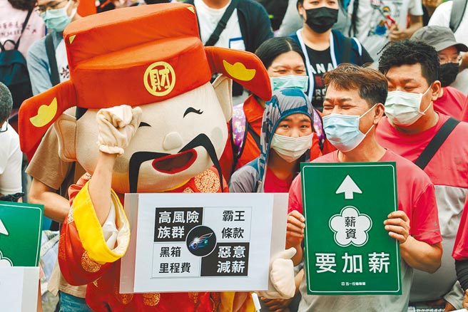 蔡英文總統表示，今年第一季經濟成長率概估值更超過8％，創下10年來單季新高，這些成長的果實，應該多回饋給辛苦的勞工朋友。圖為五一勞工大遊行。（郭吉銓攝）