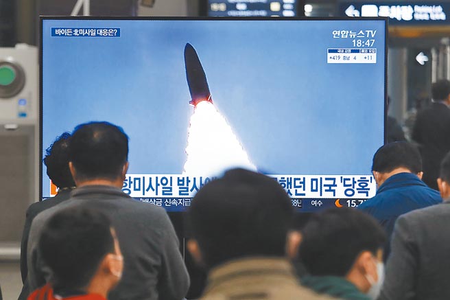 韩国重申应维繫朝鲜半岛的和平稳定，与美日之间出现微妙的意见分歧。图为日前韩国人民观看朝鲜导弹发射的电视画面。（美联社）