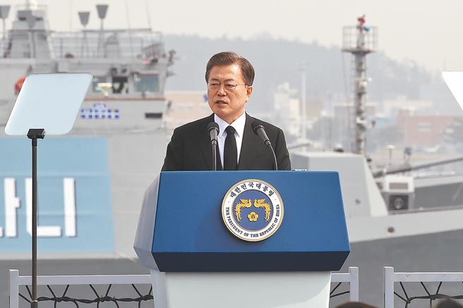 南韓總統文在寅藉上任4周年紀念日，安排在青瓦台春秋館舉行特別演說和記者會，被輿論評為最失敗的一次記者會，甚至說文在寅好像來自月球，不知現實南韓的窘局。（美聯社）